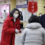 구세군 자선<b>냄비</b> 자원봉사하는 이재명 대선후보 부인 김혜경 씨