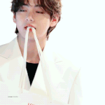 [방탄소년단] 아니 <b>쇼핑백</b>을 물고 그르냐..