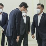 가석방 후 처음 만난 이재용에게 文 "좋은 일자리 기업의 몫"