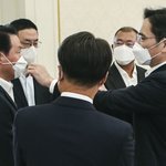 최태원 회장 마스크끈 고쳐주는 이재용 부회장