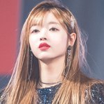 하얀 피부에 피어난 붉은 <b>장미</b> 립