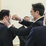 어, 줄이 X자로 꼬였네…최태원 마스크 끈 풀어준 이재용