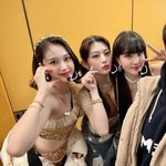 스테이씨 공식비주얼 <b>쓰리</b>톱
