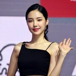 <b>손나은</b>