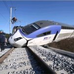 300명 탑승 <b>KTX</b> 탈선. 불꽃 튀며 유리창 박살