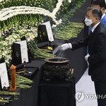 문대통령, 평택 순직소방관 합동영결식 참석…눈물 훔쳐