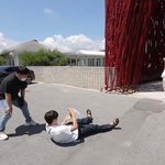 친구 인생샷 찍어주려고 몸 던지는 남돌