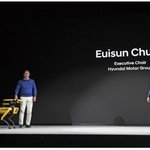 <b>정의선</b> 회장 “스마트폰처럼 앞으로 로봇 데리고 다닐 것”