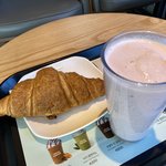 [댓글부탁해] 카페에서 딸기<b>쉐이크</b>에 크루아상 찍어먹는 사람 어때보임