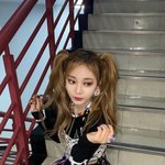 [댓글부탁해] 닝닝 이 머리색 나오려면 <b>탈색</b>해야돼?