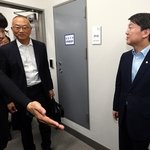 너네 안철수 입장거부 당해서 <b>문밖</b>에 서 있던 얘기 알아?