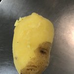 너넨 <b>파데</b>나 쿠션 얼굴보다 밝은색 씀??