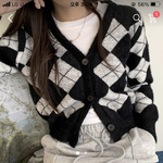 이 <b>상의</b>에 뭐가 더 잘어울려