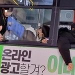 버스 <b>뒷좌석</b>서 담배 피우는 남자들 사진…