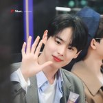 설렘 <b>유발</b>하는 아이돌의 눈 맞춤
