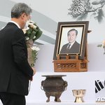 헌화하는 노재헌 변호사