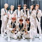 [NCT칠프] 상 <b>양쪽</b>에 들고 있고