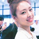 사진 뚫고 <b>나올</b> 기세인 여신의 예쁨