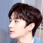 <b>사슴</b>처럼 곧고 긴 목 가진 男돌