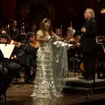 무대에서 뚝딱이는 <b>조수미</b>