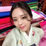 너네 유나 한복 셀카 봄...?