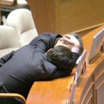 사람들이 다 보고 있는 <b>장소</b>에서 연애 티내네