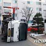 아파트 24층 이사 중 <b>사다리차</b> 쓰러져‥20여 명 대피