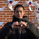 <b>훈련소</b> 사진에서도 아이돌 포즈 해준 남돌