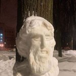 겨울 나무에서 <b>탄생</b>한 눈 조각상