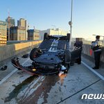 <b>SUV</b> 벽 들이받고 전복…10여대 후진 소동