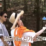아이유 걍 걸어가면서 후면으로 셀카 <b>대충</b> 찍었는데