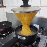 면을 <b>냄비</b>에 넣고 뚜껑을 닫아주세요. jpg