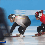 금메달 중국인이 <b>윙크</b>남 미는 거 봄??ㅋㅋ