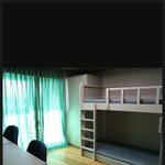 우리학교 기숙사 <b>책상</b> 대체 왜 ㅇㅈㄹ남
