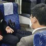 <b>ktx</b> 의자에 신발신고 발 올린 중년남