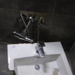 [이것좀봐줘] 아니 나 <b>세면대</b>에 기대고 있었는데 무너짐