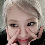 [드루와] 로제 <b>손톱</b>에 때낀거 인스타에 올렸네