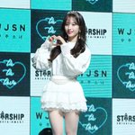 <b>우주</b>소녀가 신은 흰스 이쁘네