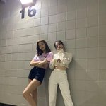 <b>흰색</b>계열 바지 많이 입고다니냐