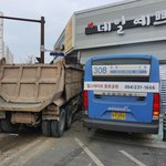 덤프트럭·시내버스 충돌 후 상가로 <b>돌진</b>…9명 다쳐