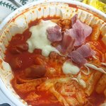 엽떡에 집에 있는 치즈랑 베이컨 넣기