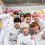 쇼케이스에서 열심히 하는 모습들이 보이는 신인남돌