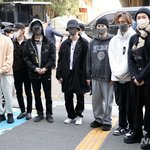 오늘자 절대 <b>정치색</b>을 드러내려 하지 않는 아이돌들 옷차림
