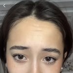 이 사람 얼굴 특징 다 말해줘!