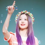 보랏빛에 신비감 <b>증폭</b>되는 아이돌