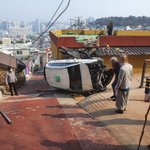 택시 5m 절벽 아래로 추락…2명 부상