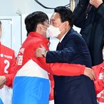 <b>당선</b>됐는데 왜 기뻐하지 않는거같지?