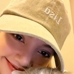 블랙핑크 리사 눈웃음에 사르르..모자 너무 남는 소두