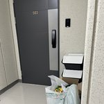 아파트 앞집 <b>현관</b> 쓰레기