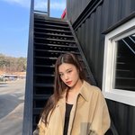 아이돌 협찬 돌고 있는 <b>버버리</b> 자수 코트